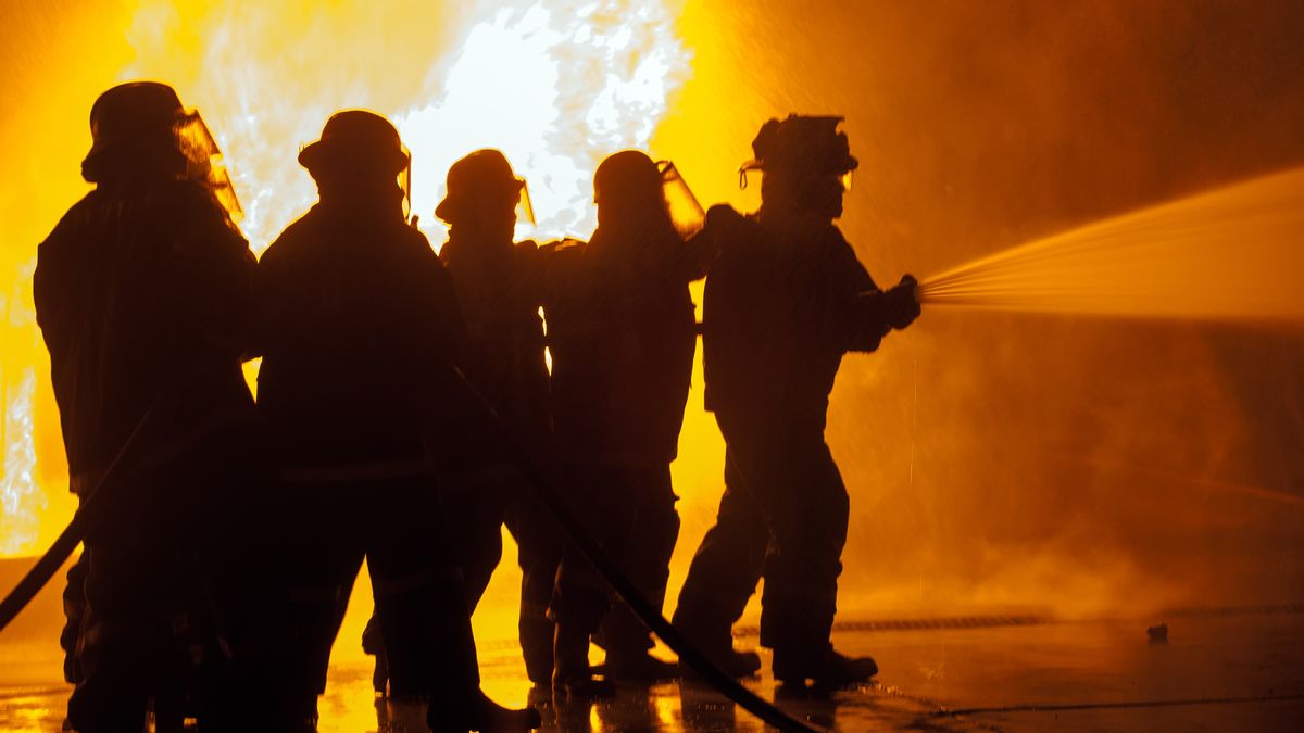 Na Frýdecku hořela pila, kvůli dýmu hasiči evakuovali i nákupní centrum